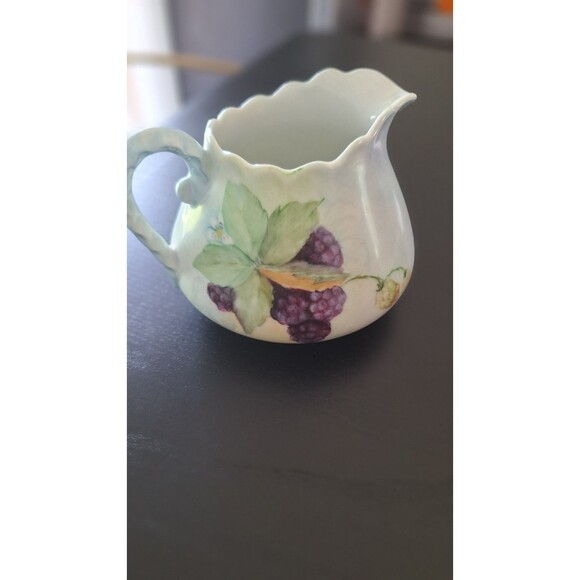 Vtg 1976‎ Small Scalloped Creamer Pitcher Blackberry Signed - Picture 8 of 9